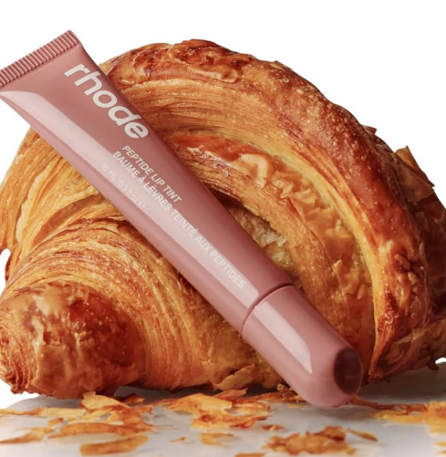 北美美妆黑马Rhode年销1.32亿美元！Z世代唇蜜每秒售出36支成社交货币