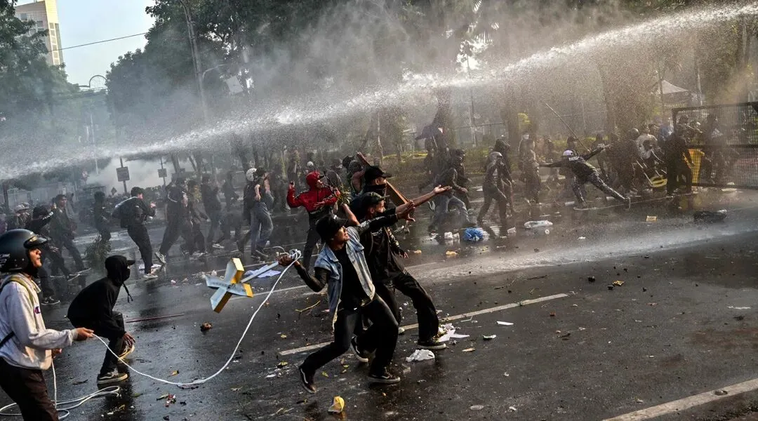 印尼示威升级市议会遭纵火至少3亡- 联合日报 印尼社会动荡背后的贫富鸿沟:最富10%掌握35%收入,基尼系数达0.37