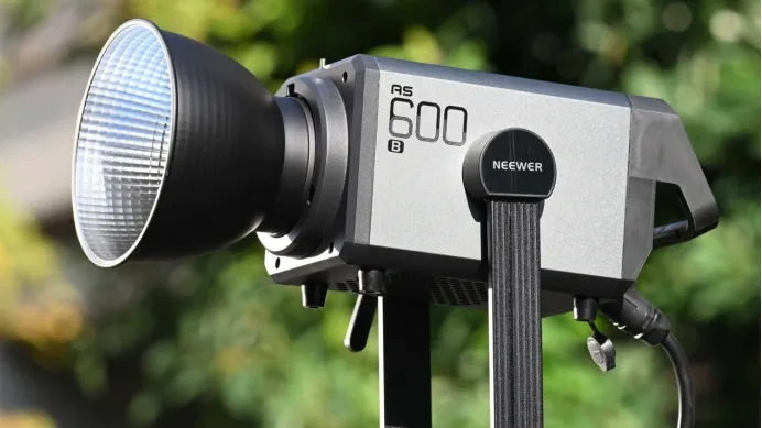 图片 摄影配件品牌NEEWER年销破亿:靠亚马逊+独立站双渠道,2000款产品覆盖全球100国