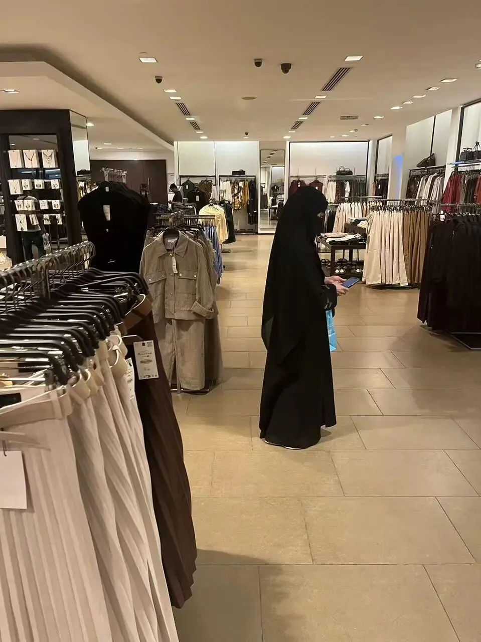 图片 沙特时尚市场迎爆发:沙特女性经济独立推动时尚增长,Z世代愿为国潮付溢价