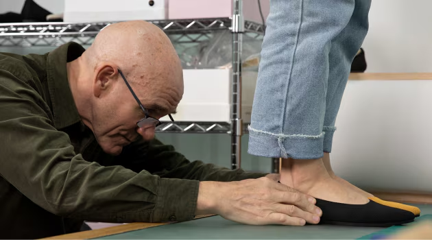 6个塑料瓶做出来的鞋，一双至少卖1万